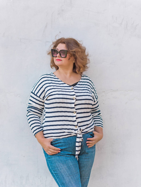 Fashionable lady in stripped jacket, casual fashion for plus size women. Wardrobe ideas concert - Foto, Imagem