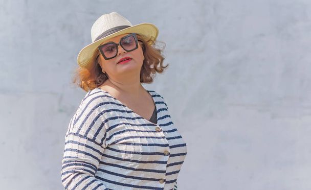 Modische Dame in Stripjacke, lässige Mode für Plus-Size-Frauen. Garderobenideen-Konzert - Foto, Bild