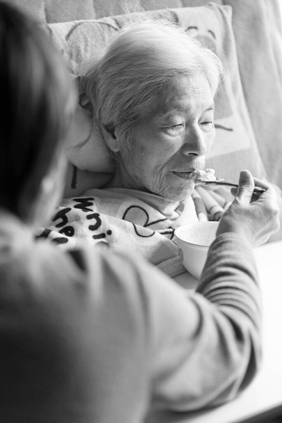 Ältere Frauen erhalten Essenshilfe Altenpflege - Foto, Bild