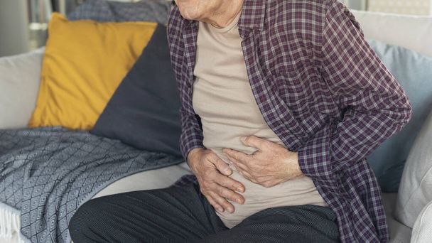Hombre mayor está sufriendo dolor de estómago - Foto, imagen