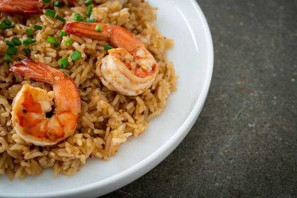 garlic fried rice with shrimps or prawns - Foto, Bild