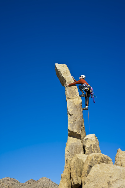 ροκ ορειβάτης που πλησιάζει τη σύνοδο κορυφής. - Φωτογραφία, εικόνα