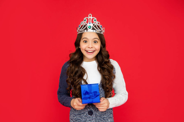 amazed child in queen crown. princess in tiara hold box. kid with present. - Fotografie, Obrázek