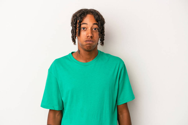 Fiatal afro-amerikai férfi elszigetelt fehér háttér fúj arc, fáradt kifejezés. Az arckifejezés fogalma. - Fotó, kép