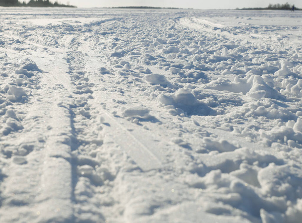 Nahaufnahme Weißer Schnee bedeckt die Straße im Winter, Schneelandschaft Tapete - Foto, Bild