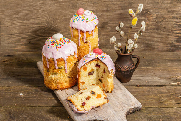 Boldog húsvéti kenyeret. Ünnepi torta hagyományos dekorációval. Tojás, fűzfa, trendi kemény fény, sötét árnyék. Hagyományos sütés fából készült háttér, rusztikus stílus, másolás tér - Fotó, kép