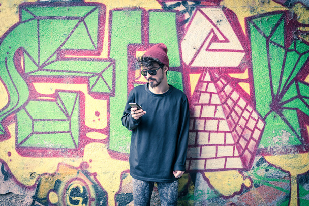νεαρός άνδρας smartphone στην πόλη - Φωτογραφία, εικόνα