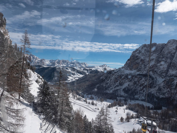 Die verschneiten italienischen Alpen: Blick aus dem Inneren einer Kabinenbahn. - Foto, Bild