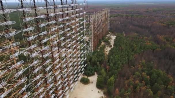 Vista aérea de antiguos restos del sistema de radar Duga en una base militar abandonada en la Zona de Exclusión de Chernobyl, Ucrania - Metraje, vídeo