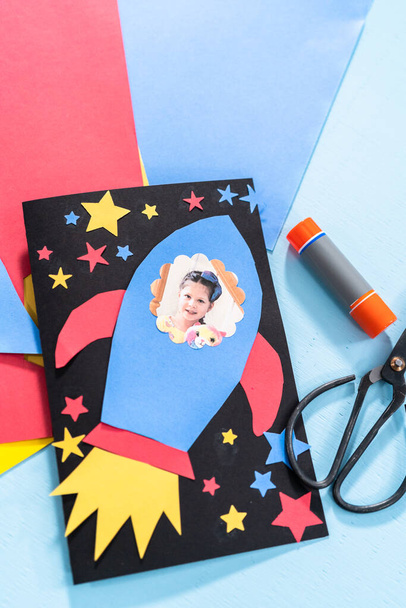 Handgemachte Vatertagskarte aus farbigem Baupapier. - Foto, Bild