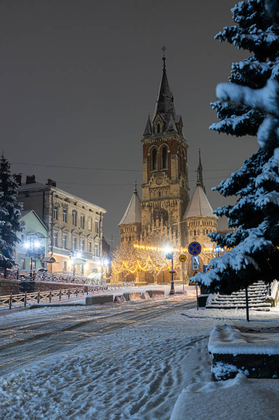 Iglesia de San Estanislao en Chortkiv, Ucrania. vista de invierno noche. - Foto, Imagen