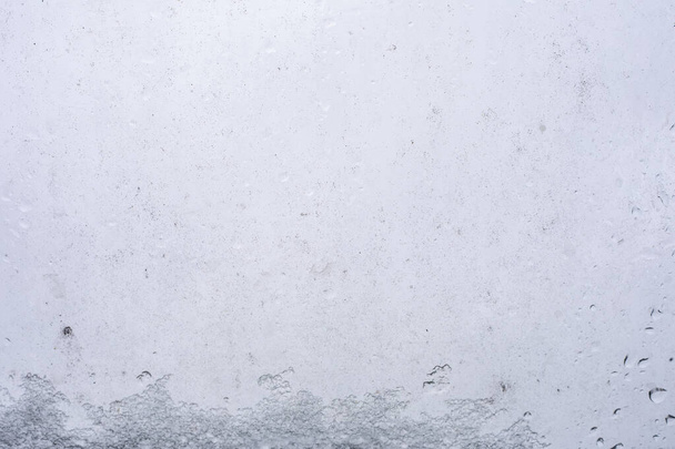 αφηρημένη γκρι βρώμικο φόντο παράθυρο με σταγόνες έξω, horizonta - Φωτογραφία, εικόνα