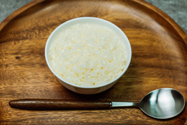 Lahodná rýže v bílé misce - Fotografie, Obrázek