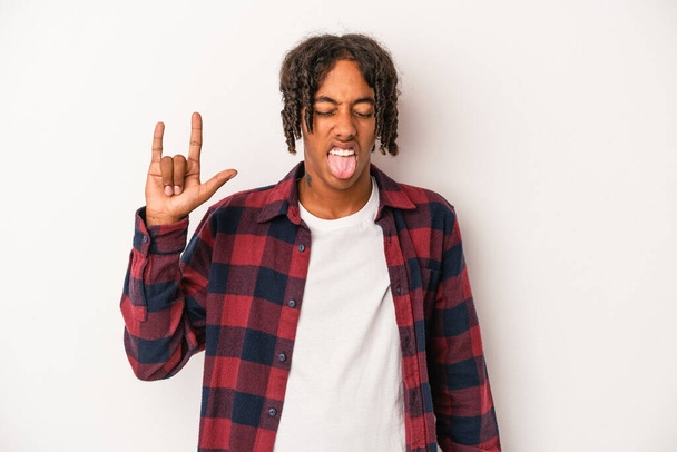 Fiatal afro-amerikai férfi elszigetelt fehér háttér mutatja szikla gesztus ujjaival - Fotó, kép