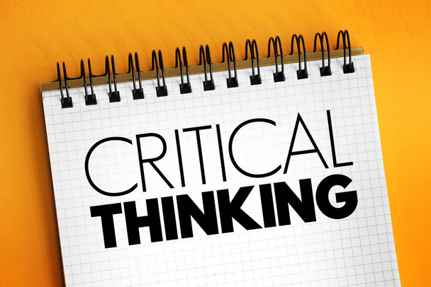 Критическое мышление - анализ фактов для формирования суждения, текстовая цитата концепция на блокноте - Фото, изображение