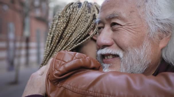 市内で優しい瞬間を持つ幸せな高齢者のカップル – 高齢者や愛の関係の概念 - 映像、動画