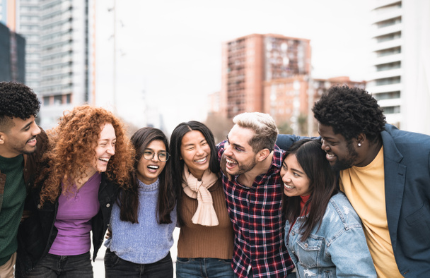 Jóvenes amigos multirraciales divirtiéndose juntos pasando el rato en la ciudad - Concepto de amistad y diversidad - Foto, Imagen