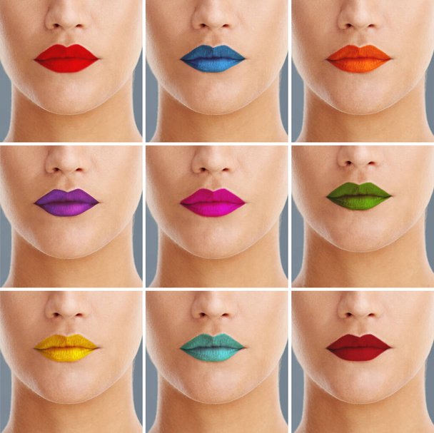 Píntame de cualquier color. Foto compuesta de una mujer que lleva una variedad de lápices labiales de colores. - Foto, imagen