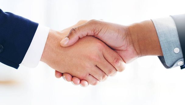 Des partenariats solides reposent sur des bases solides. Coupé coup de deux hommes d'affaires serrant la main dans un bureau moderne. - Photo, image