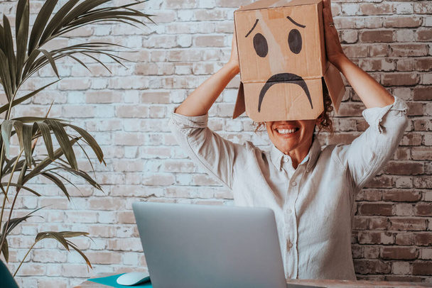 Щаслива жінка знімає сумну виразну коробку з голови після отримання хороших новин на комп'ютері. Онлайн успішний працівник. Жінки і перемога. Комп'ютерна робота бізнес
 - Фото, зображення