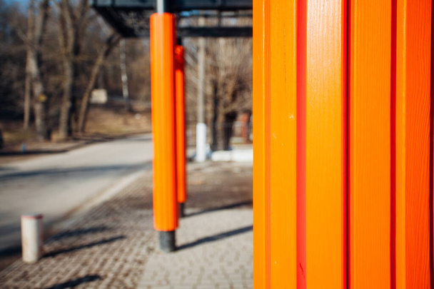 Πορτοκαλί ξύλινη πρόσοψη, κοντινό πλάνο  - Φωτογραφία, εικόνα