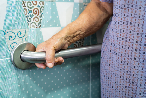 Asiatico anziano o anziano donna anziana paziente uso toilette maniglia sicurezza nel reparto ospedaliero infermieristico, sano forte concetto medico. - Foto, immagini