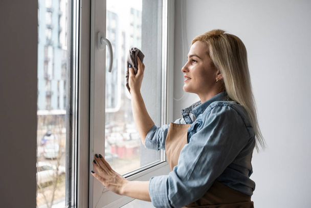 Takarító ablak ronggyal és tisztító spray otthon - Fotó, kép