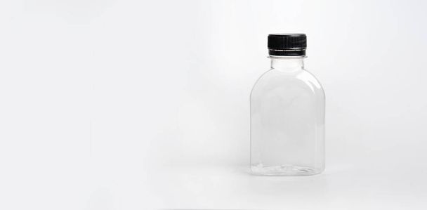 白い背景に小さなプラスチック製の水ボトル。包装水又は果実ジュース用のペットボトル - 写真・画像