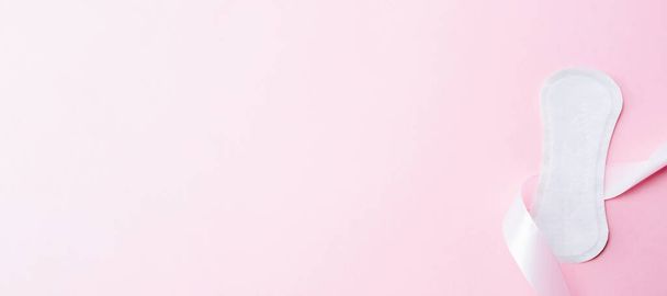 Vrouwelijke hygiëne menstruatiepads. Menstruatieservet voor vrouwelijke hygiëne op roze achtergrond. Menstruatie vrouwelijke periode. Menstruatie, kritieke dagen, nul afval, eco, ecologie banner - Foto, afbeelding
