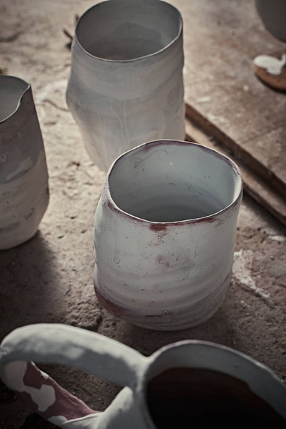 ręcznie robiona ceramika, pusty kubek ceramiczny rzemiosła na szarym tle - Zdjęcie, obraz