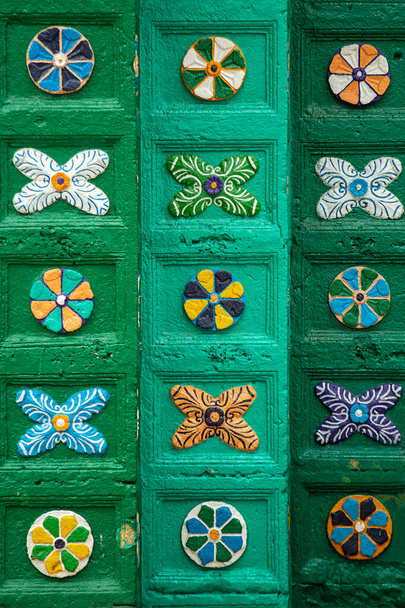 San Juan Chamula Kilisesi 'nin giriş kapısının geleneksel desenleri. Meksika - Fotoğraf, Görsel