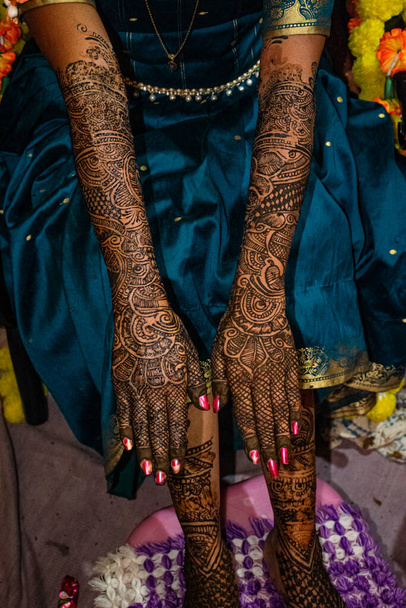 彼女のヘナの手を示す美しいインドのブライダルのストックフォトは、インドのマハラシュトラ州コラーフルでの結婚式の機会に適用されます。ヘンナは花嫁と新郎のための正の精神と幸運を象徴. - 写真・画像