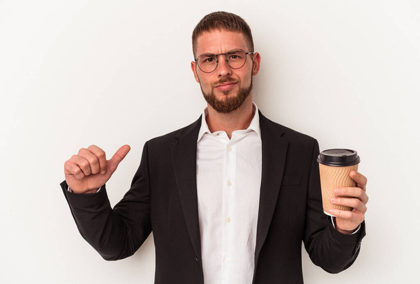 Young business caucasian man holding take away coffee isolated on white background feels proud and self confident, example to follow. - Foto, afbeelding