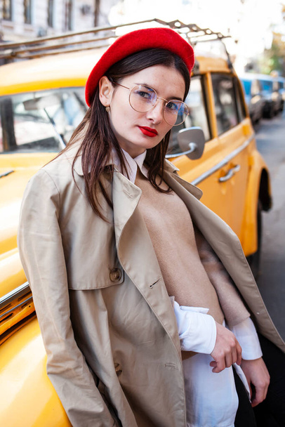 beautiful young woman with red lips in the street - Foto, Bild