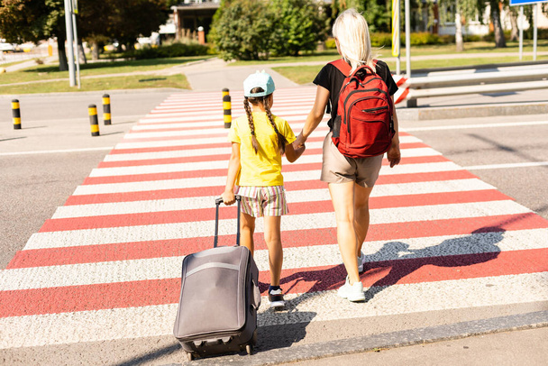 мати і маленька дочка гуляють в аеропорту, подорожують сім'єю
 - Фото, зображення