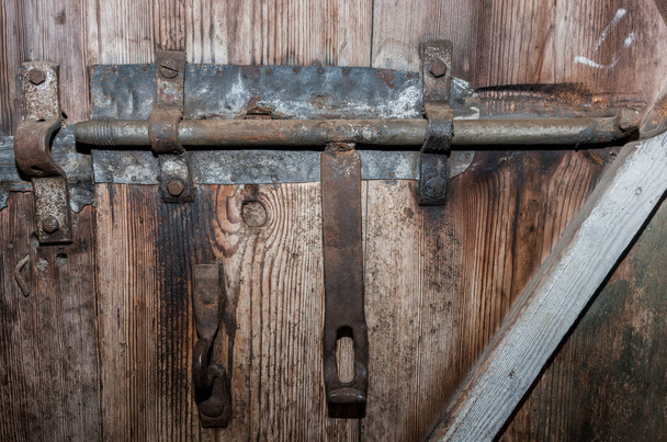 Old metal latch on a wooden door - Φωτογραφία, εικόνα