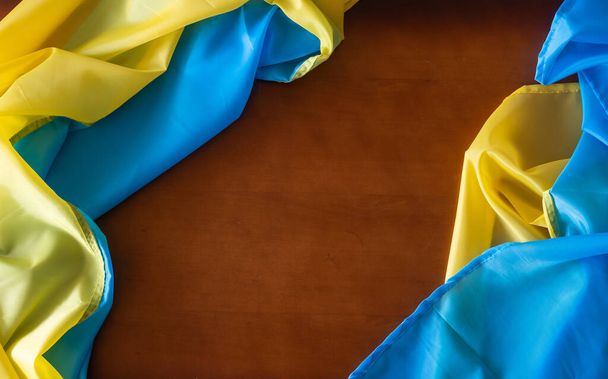 Vlajka Ukrajiny a místo pro text na tmavém dřevěném pozadí - Fotografie, Obrázek