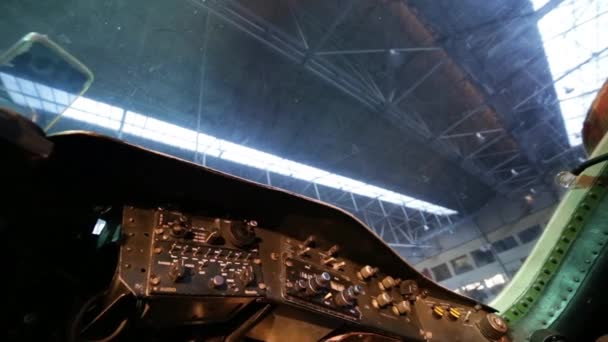 Interno del bombardiere RAF Canberra che mostra i pannelli di controllo laterali. Primo piano.  - Filmati, video