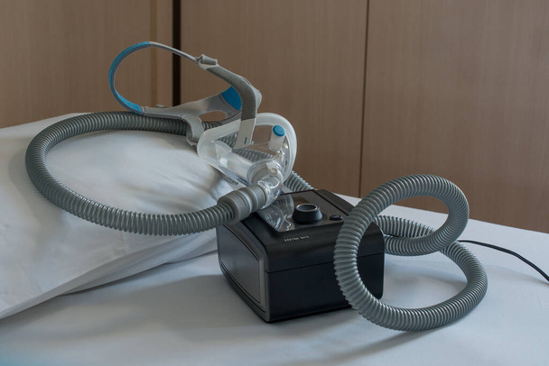 Macchina CPAP con tubo aria e maschera testa  - Foto, immagini