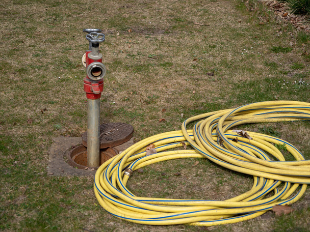 Hydranten im Park gießen. Gießsystem - Foto, Bild