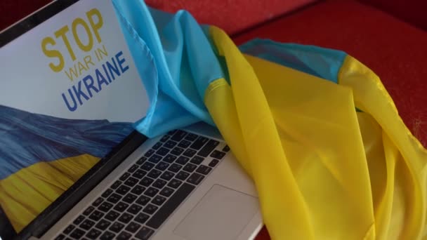 Σταματήστε τον πόλεμο και τον πατριώτη. laptop, σημαία της Ουκρανίας - Πλάνα, βίντεο