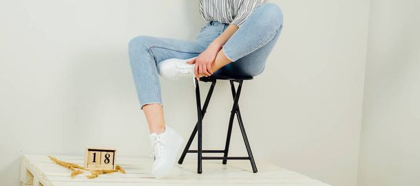 Frauenfüße in modernen Schuhen auf weißem Studiohintergrund, Ausschnitt  - Foto, Bild