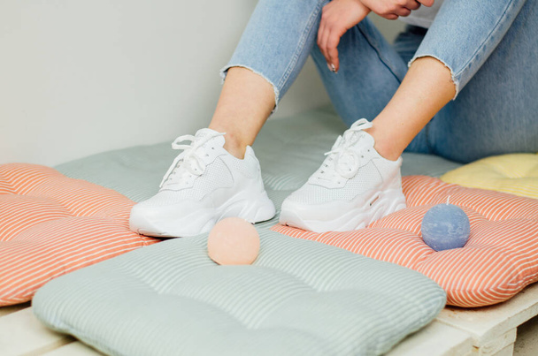 Γυναικεία πόδια σε μοντέρνα παπούτσια σε λευκό φόντο στούντιο, περικοπεί τμήμα  - Φωτογραφία, εικόνα