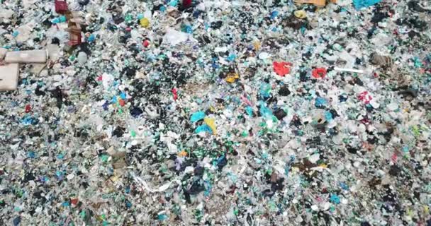 Plastikowe butelki wyrzucone do morza, zanieczyszczony ocean. Katastrofa ekologiczna w środowisku - Materiał filmowy, wideo