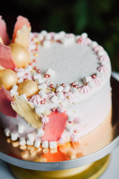 Sweet white buttercream round cake with rose flowers - Фото, зображення