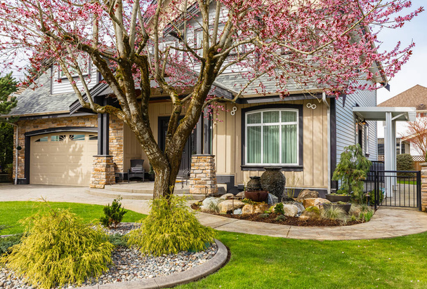 Moderne Nachbarschaftshäuser mit Frühlingsblumen im Innenhof in BC, Kanada. Moderne kanadische Wohnarchitektur. Niemand, Straßenbild - Foto, Bild