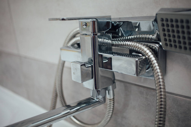 Фокстер з душем в інтер'єрі ванної кімнати
 - Фото, зображення