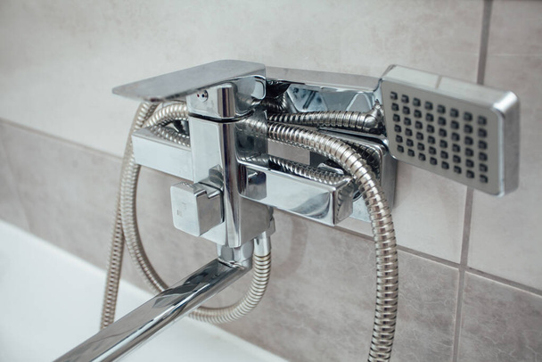 Фокстер з душем в інтер'єрі ванної кімнати
 - Фото, зображення