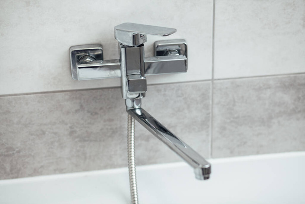 Modern banyo lavabosu krom musluk ve gri fayansla - Fotoğraf, Görsel