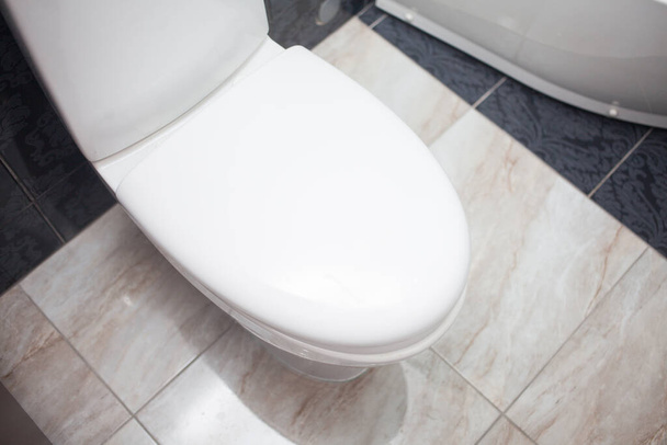 bacia WC no interior do banheiro moderno
 - Foto, Imagem
